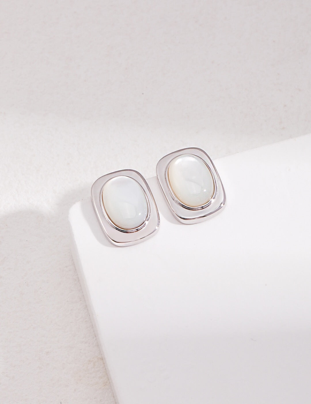 Minimalist Oval Shell Bead Earrings-3