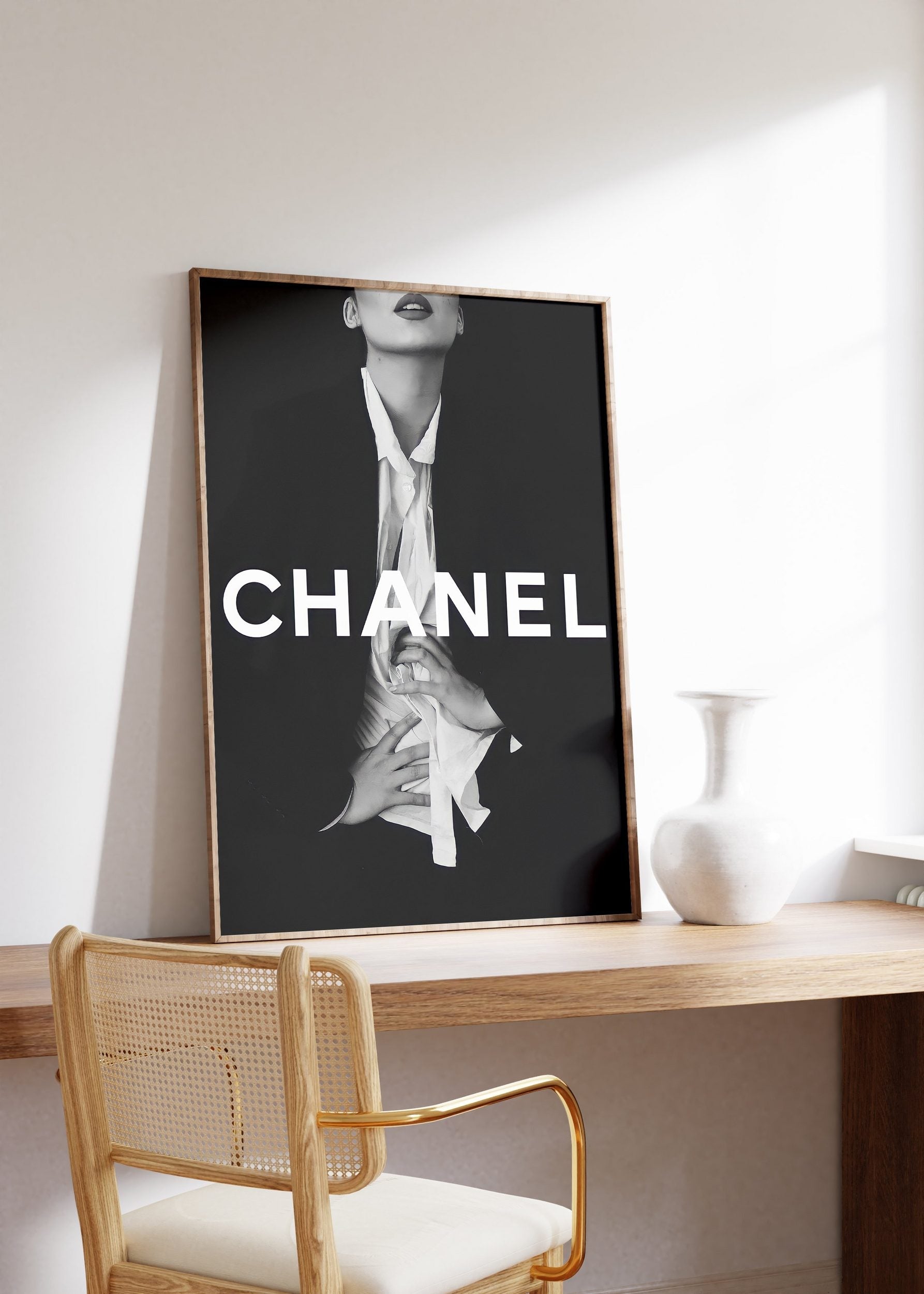 Chanel Poster · Chanel’s Schwarzer Anzug: Ein Meisterwerk der Mode · Wand Dekoration · ohne Rahmen-1