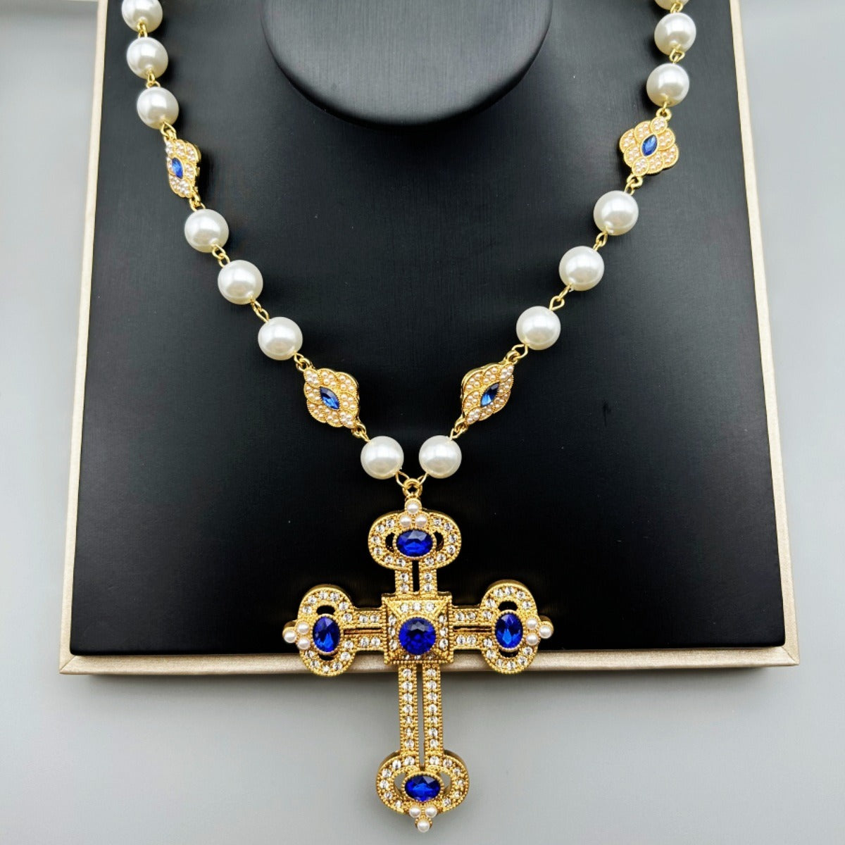 Retro Heavy Industry Full Diamond Inlaid Crowned Pearl Necklace with Distinctive Design