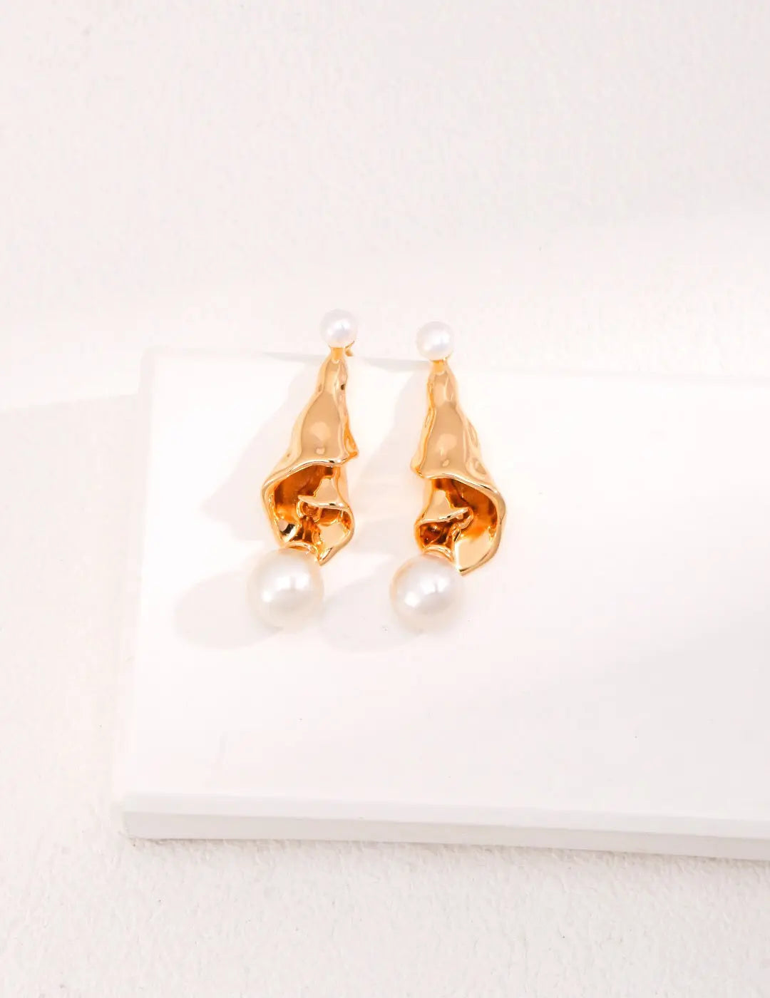 Curly Pleated Pearl Earrings-0