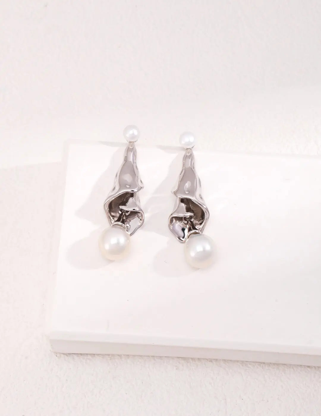 Curly Pleated Pearl Earrings-1