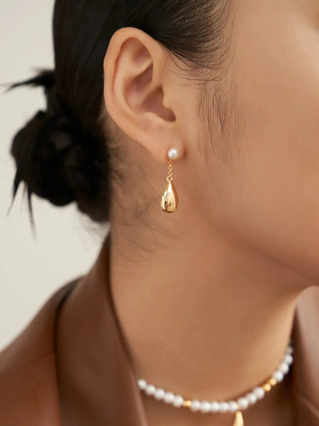 Dainty Raindrop Pearl Earrings-1