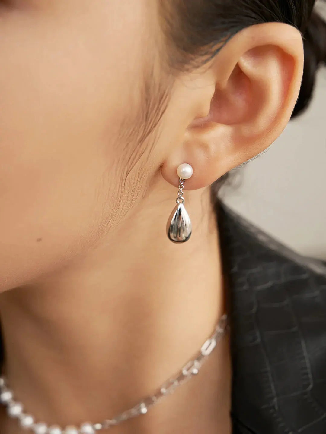 Dainty Raindrop Pearl Earrings-2