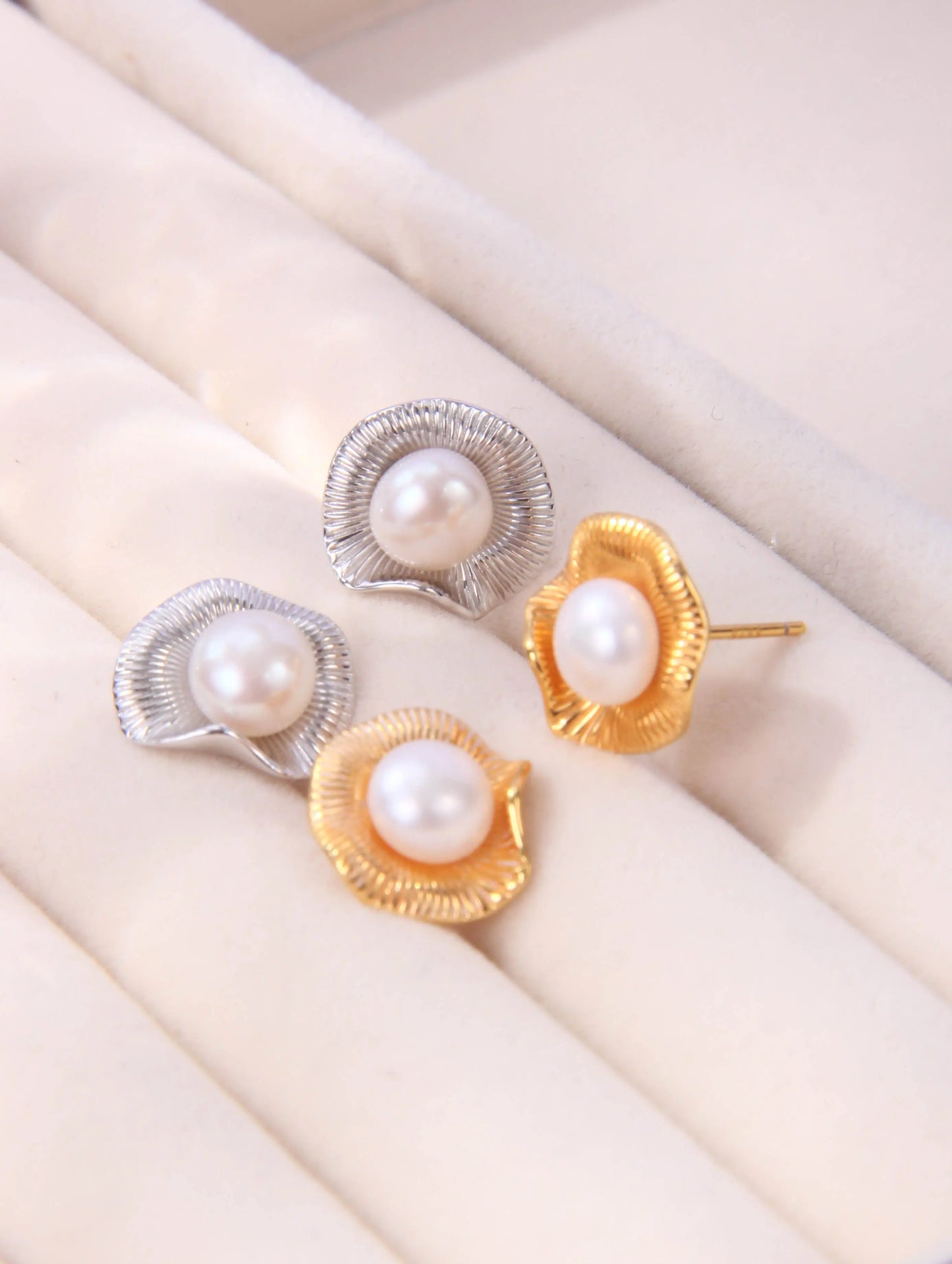 Flower-shaped Pearl Stud Earrings-0