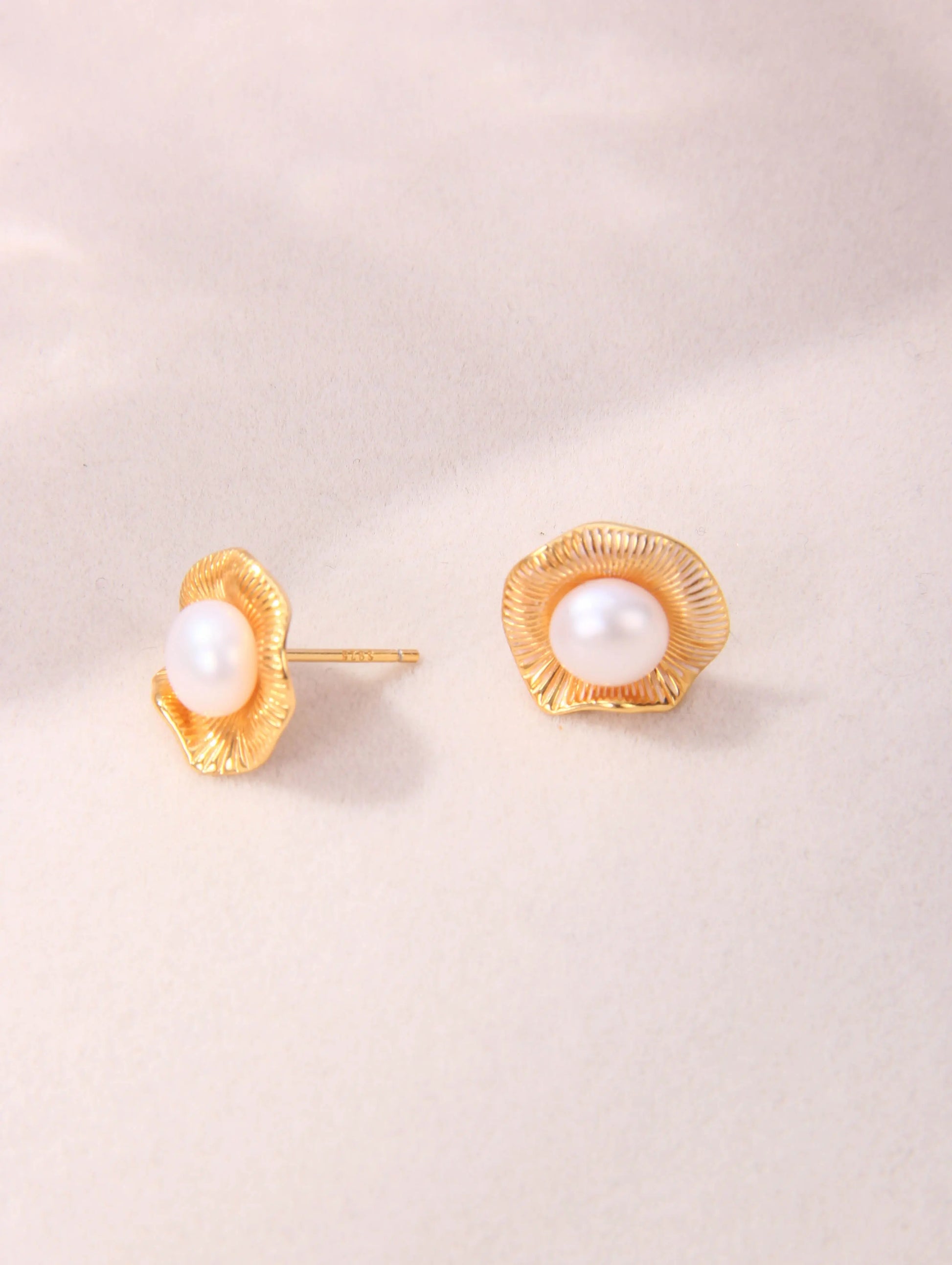 Flower-shaped Pearl Stud Earrings-1