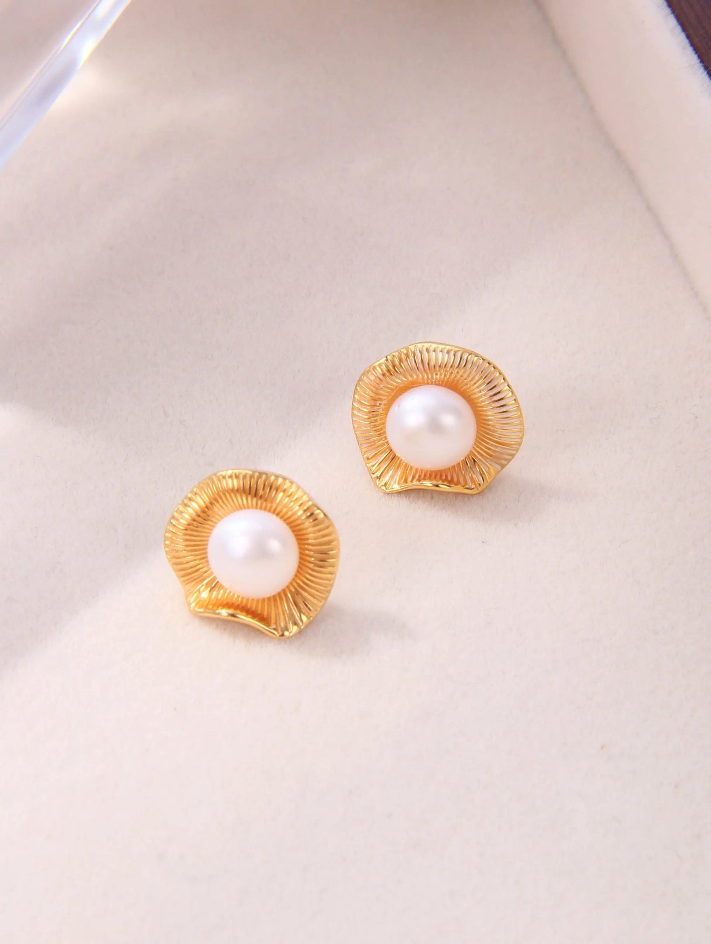 Flower-shaped Pearl Stud Earrings-2