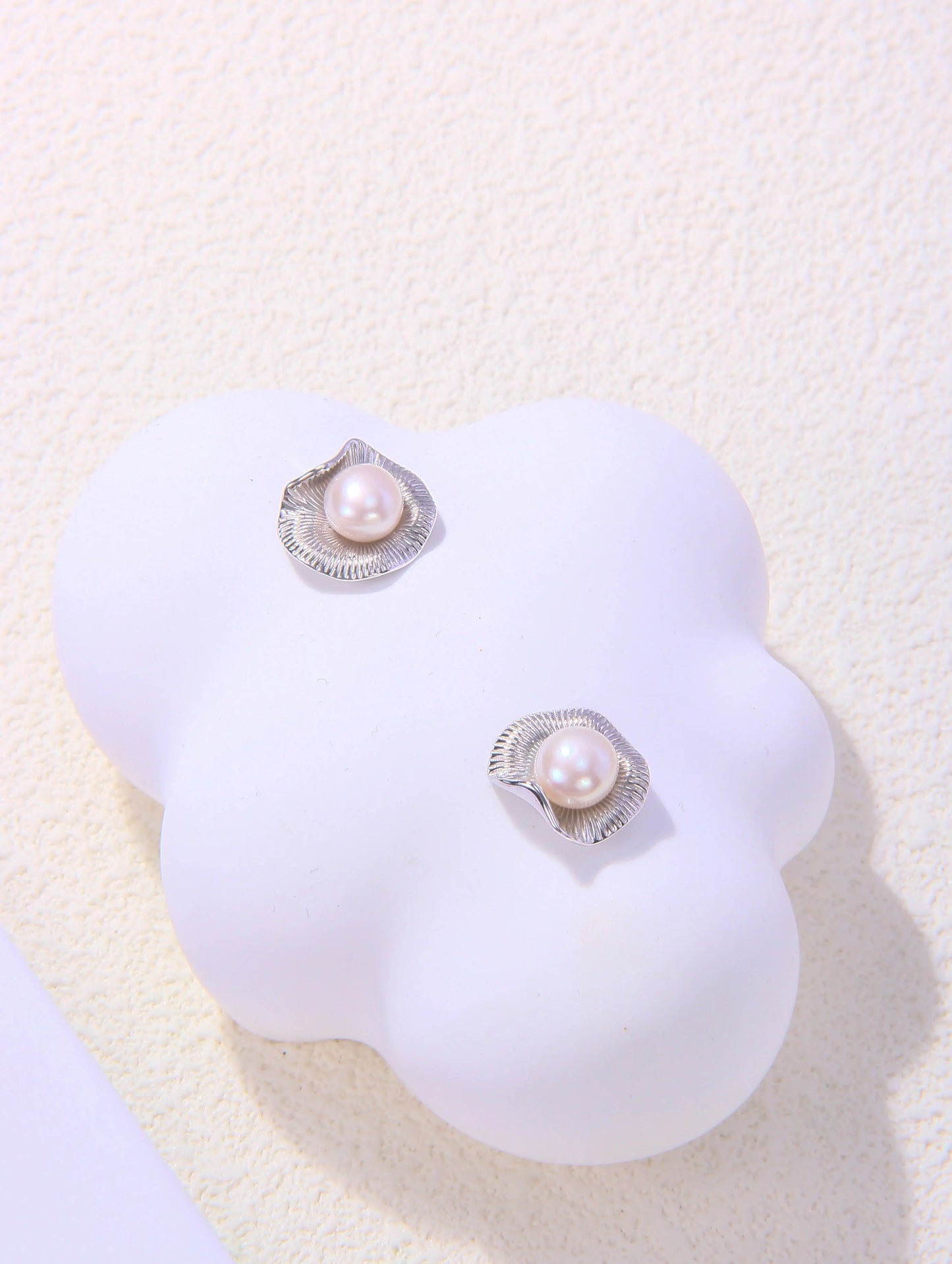 Flower-shaped Pearl Stud Earrings-3