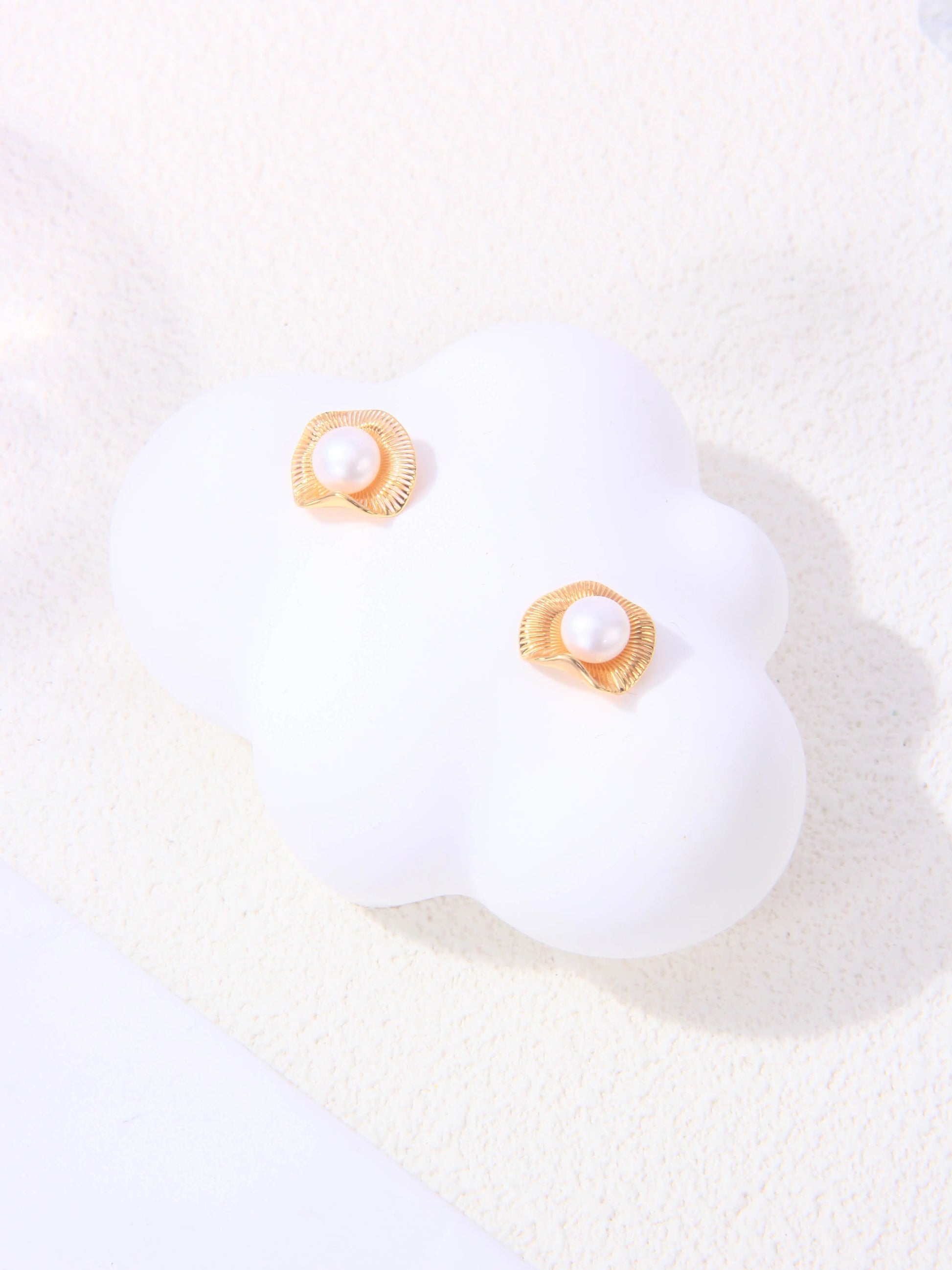 Flower-shaped Pearl Stud Earrings-4