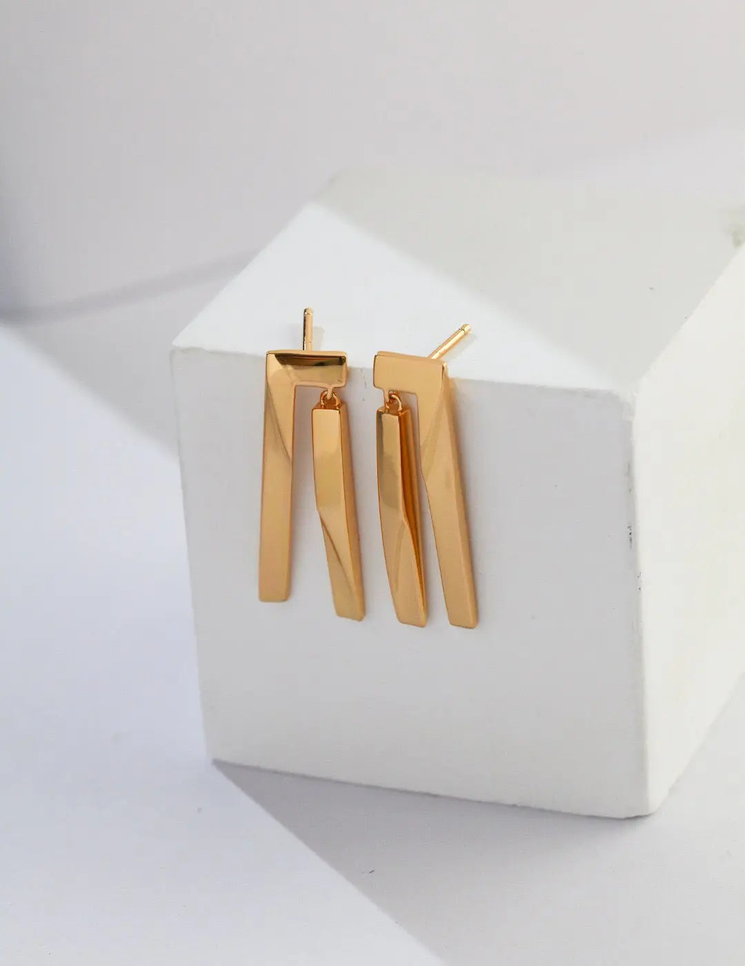 Geometric Sculpture Bar Earrings - Memoriex