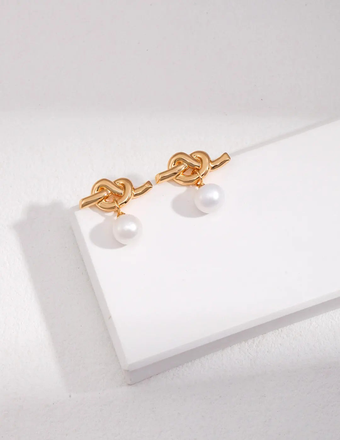 Knot Design Pearl Earrings-2