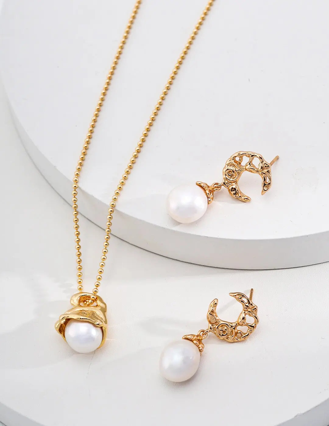 MInimalist Round Pearl Pendant Necklace-2