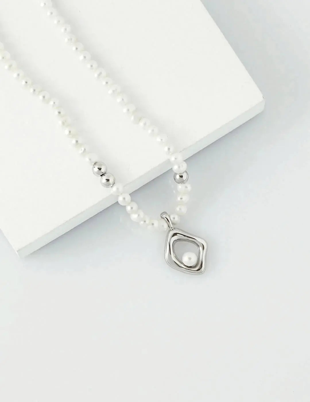 Minimalist Geometric Irregular Pendant Pearl Necklace-2