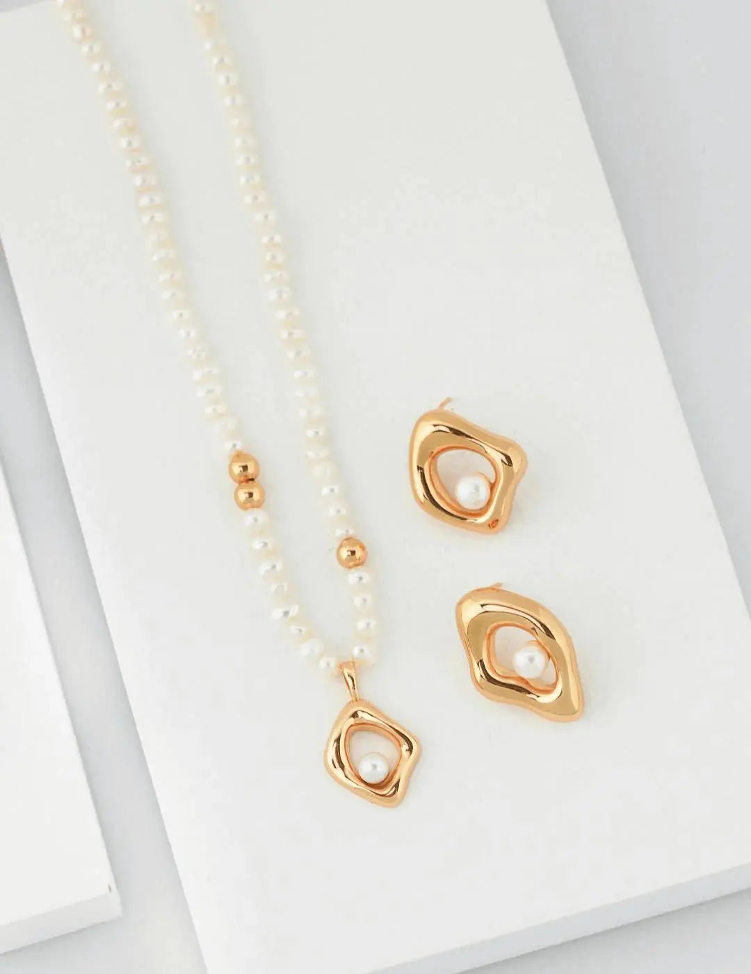 Minimalist Geometric Irregular Pendant Pearl Necklace-3