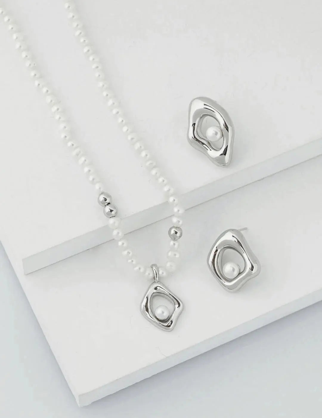 Minimalist Geometric Irregular Pendant Pearl Necklace-4