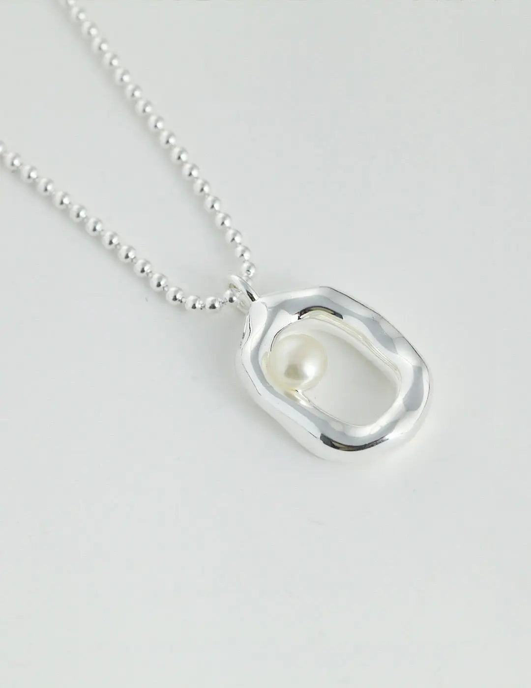 Minimalist O-shaped Pearl Pendant Necklace-2