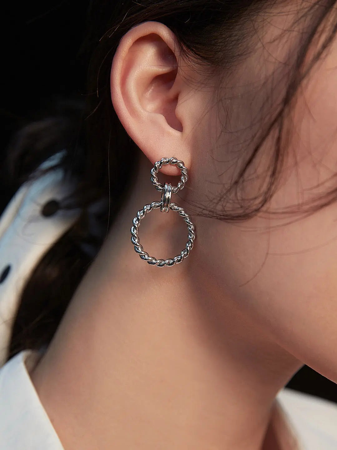 Minimalist Twist of Elegance Hoop Earrings-4