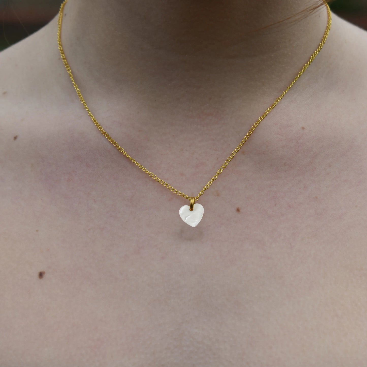 Minimalist white shell heart pendant necklace - Memoriex