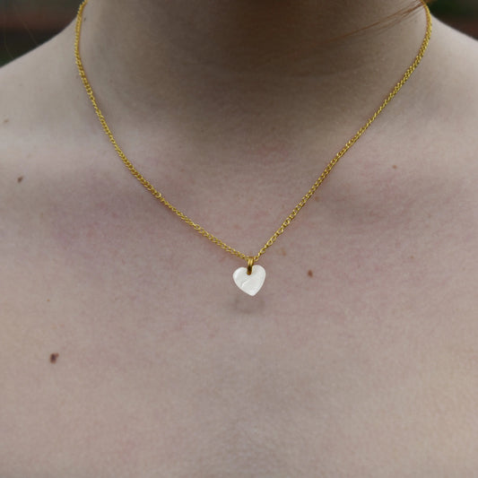 Minimalist white shell heart pendant necklace - Memoriex