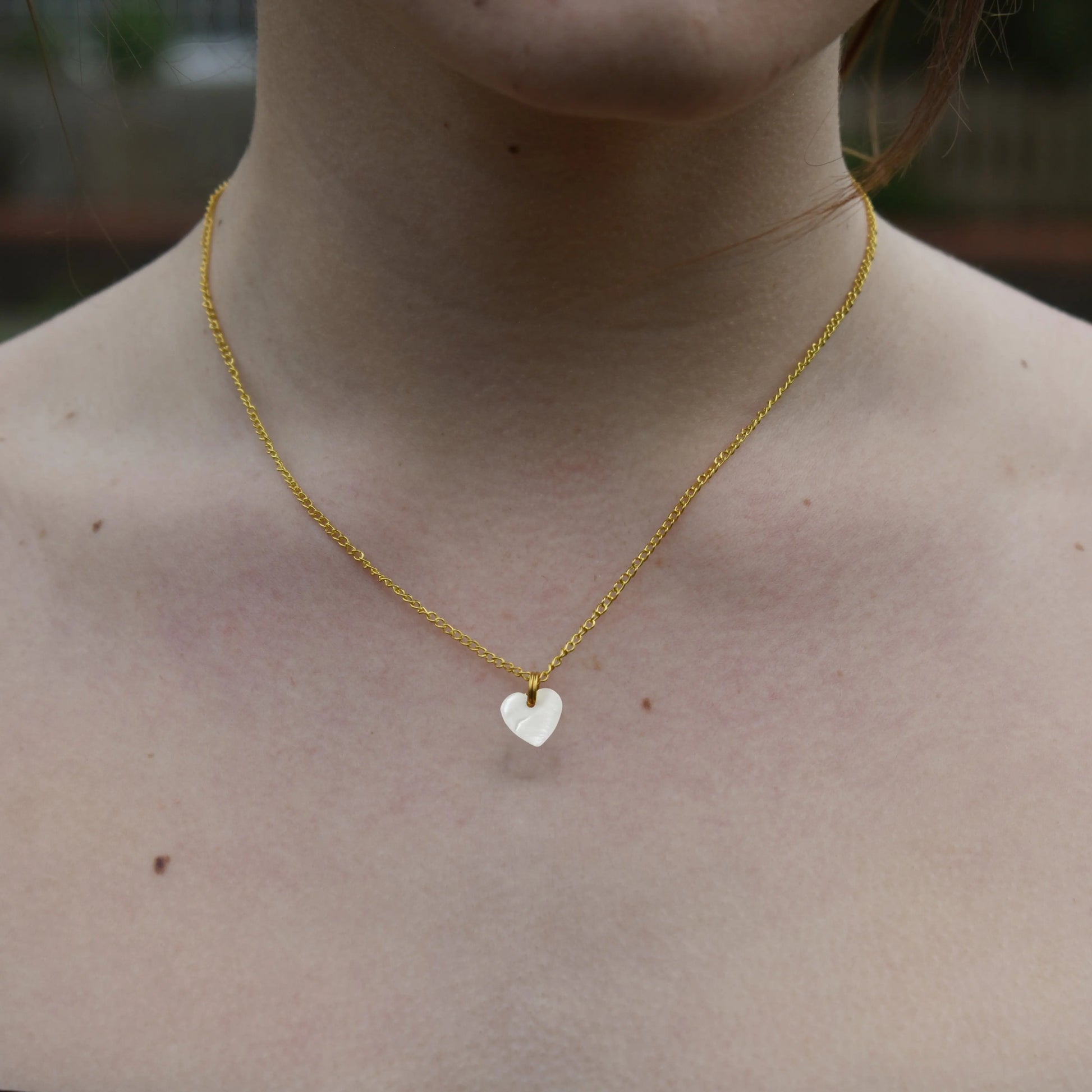 Minimalist white shell heart pendant necklace - Memoriex