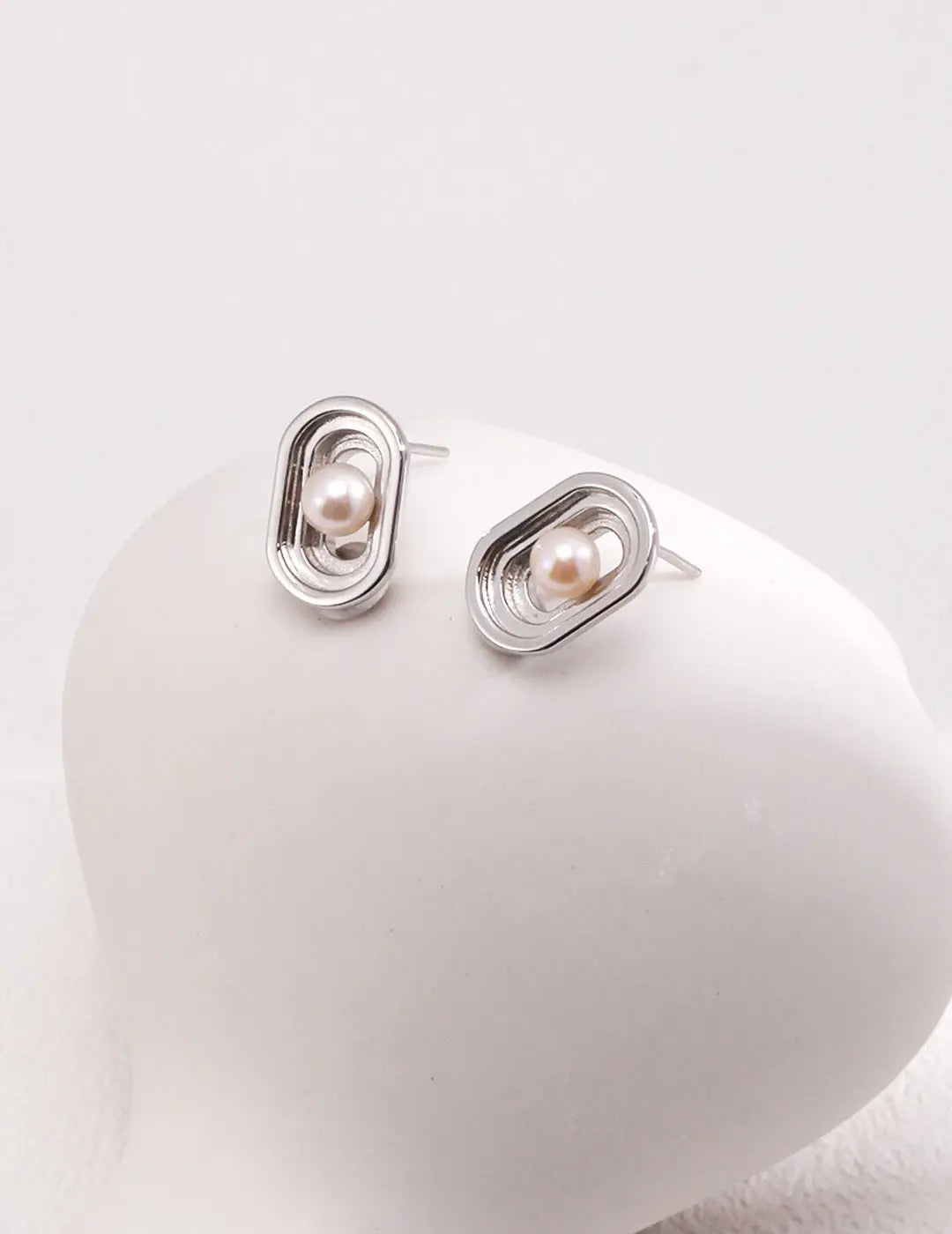 Oval Hollow Pearl Stud Earrings-2