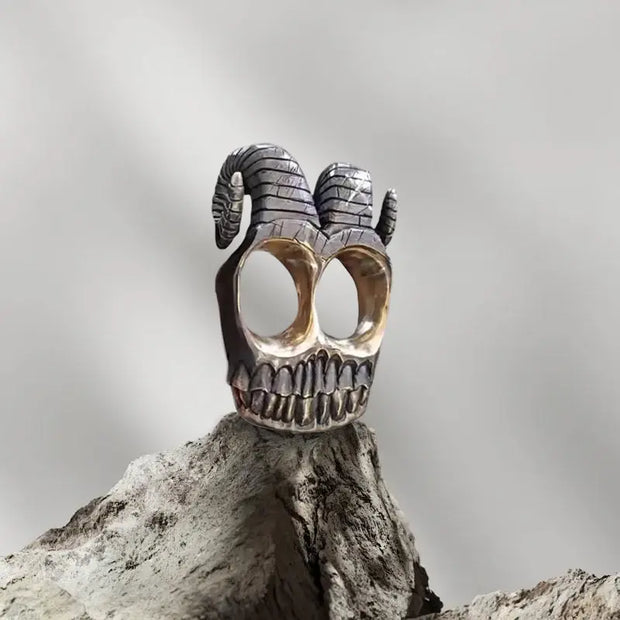 Retro - Luxury Sheep Horns Knuckle Ring: A Vintage Ram Horn Skull - inspired Knuckle Duster Ring, Ideal for Motorcyclists and Ro - Memoriex 