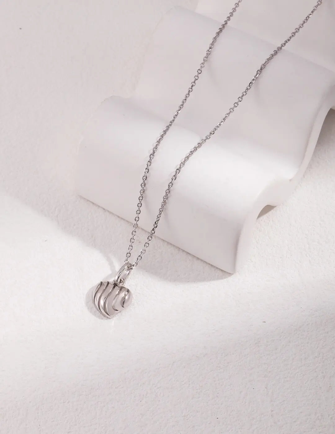 Simple Love Three-dimensional Hollow Necklace - Memoriex