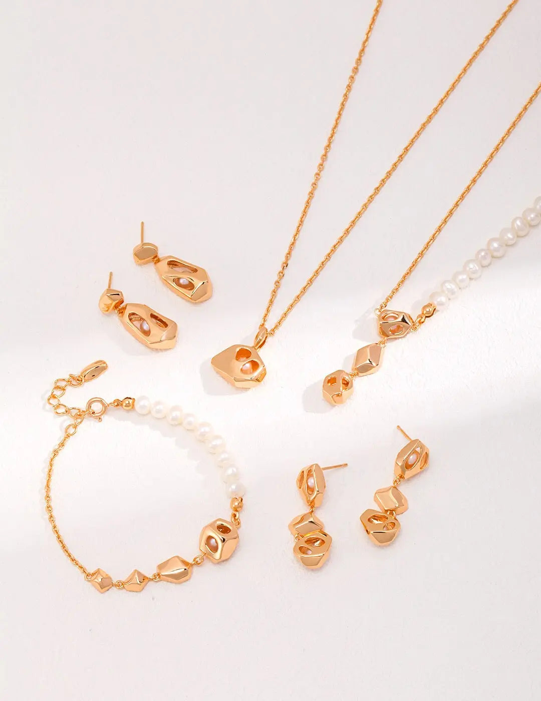 Special-shaped Hollow Pearl Necklace-2