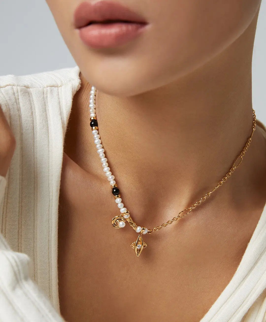 Star and Moon Design Pearl Necklace-3