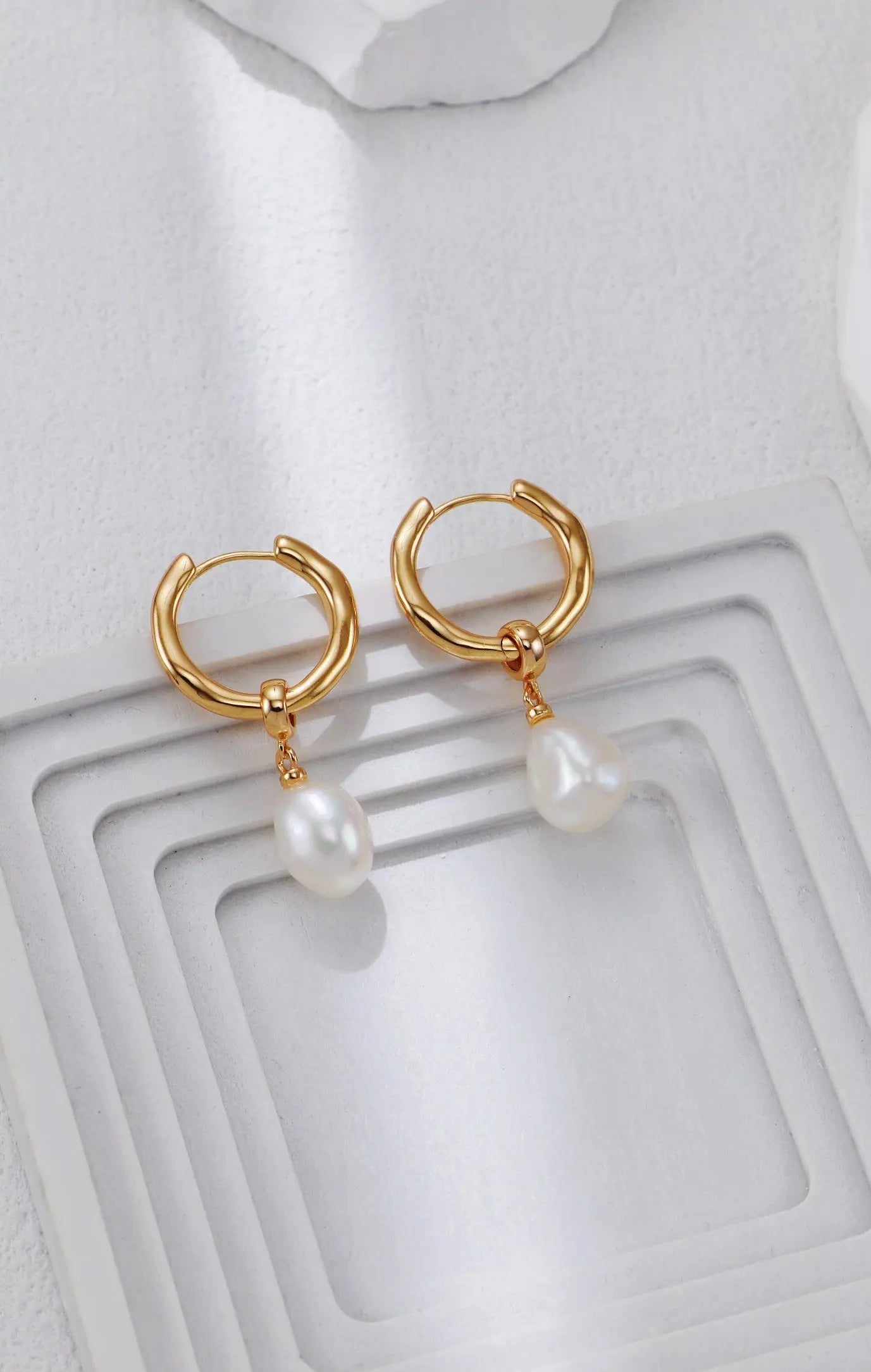 Teardrop-shaped Baroque Earrings - Memoriex 