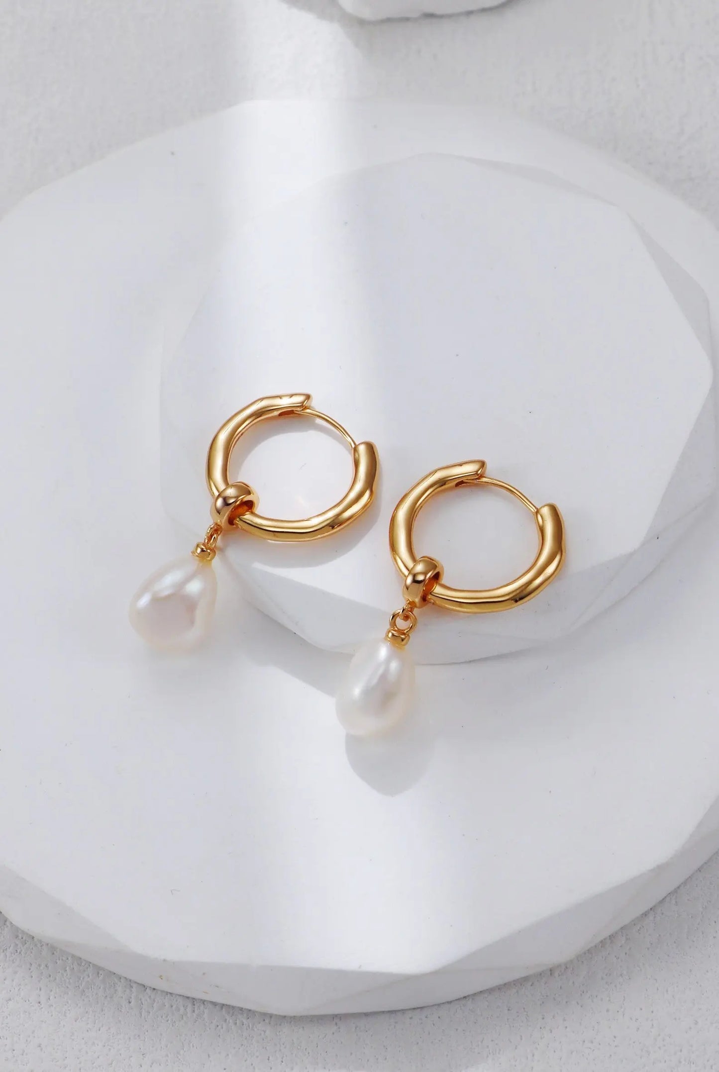 Teardrop-shaped Baroque Earrings - Memoriex 