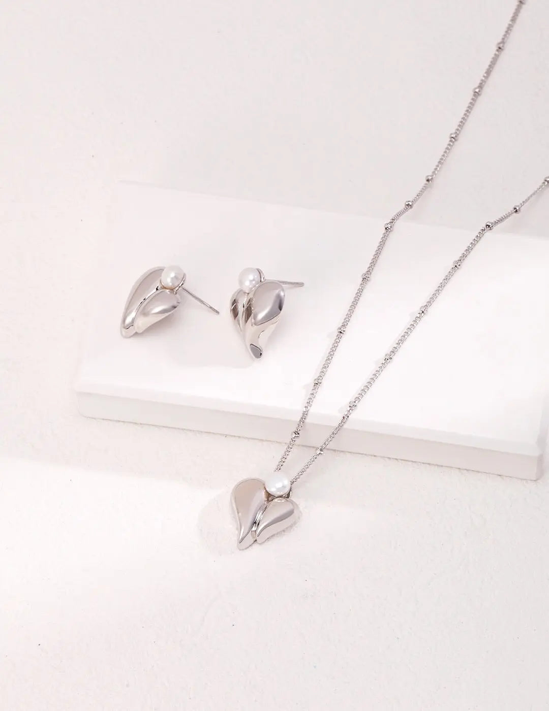 Three Dimensional Heart Pearl Necklace-3