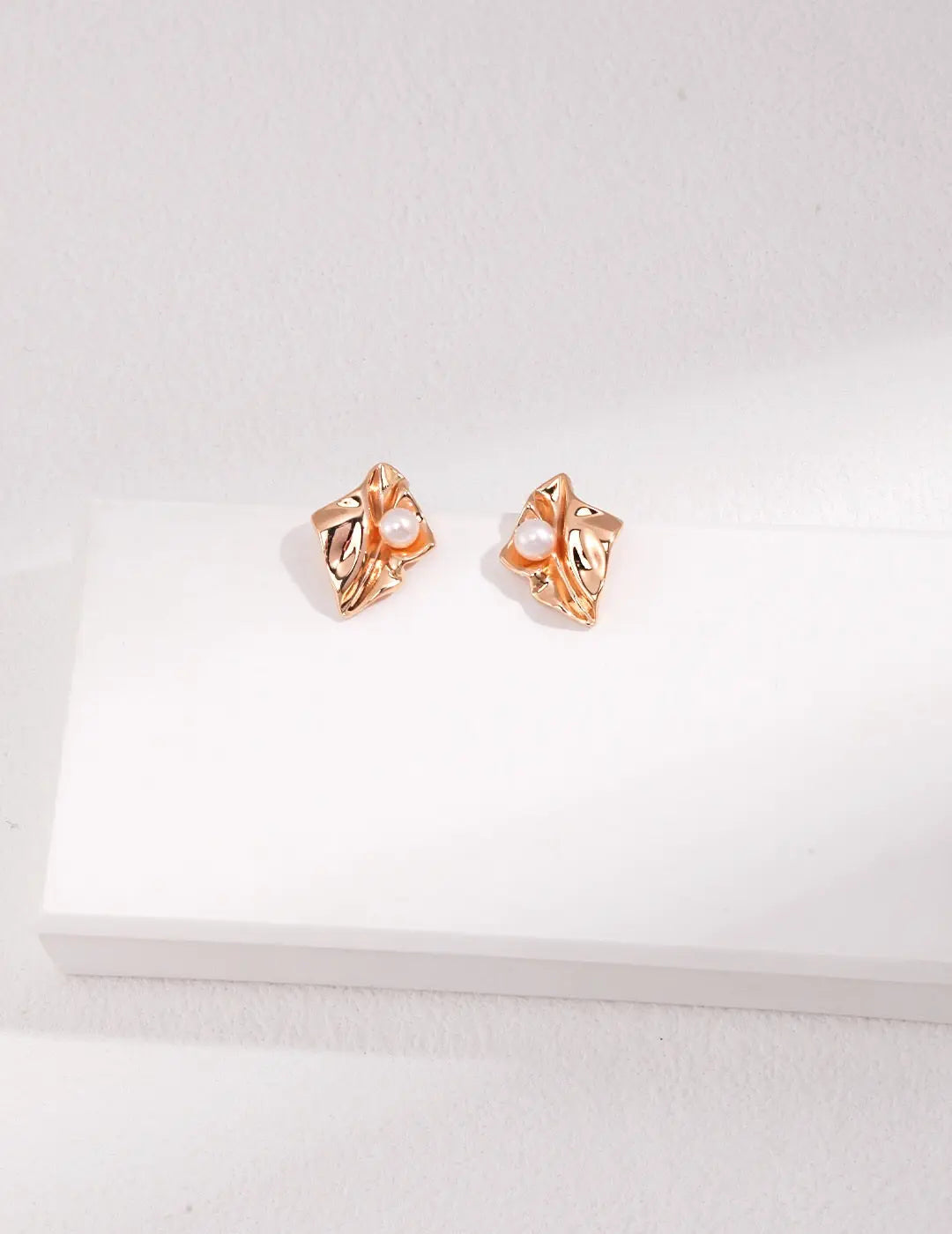 Wave Geometric Pearl Stud Earrings-1