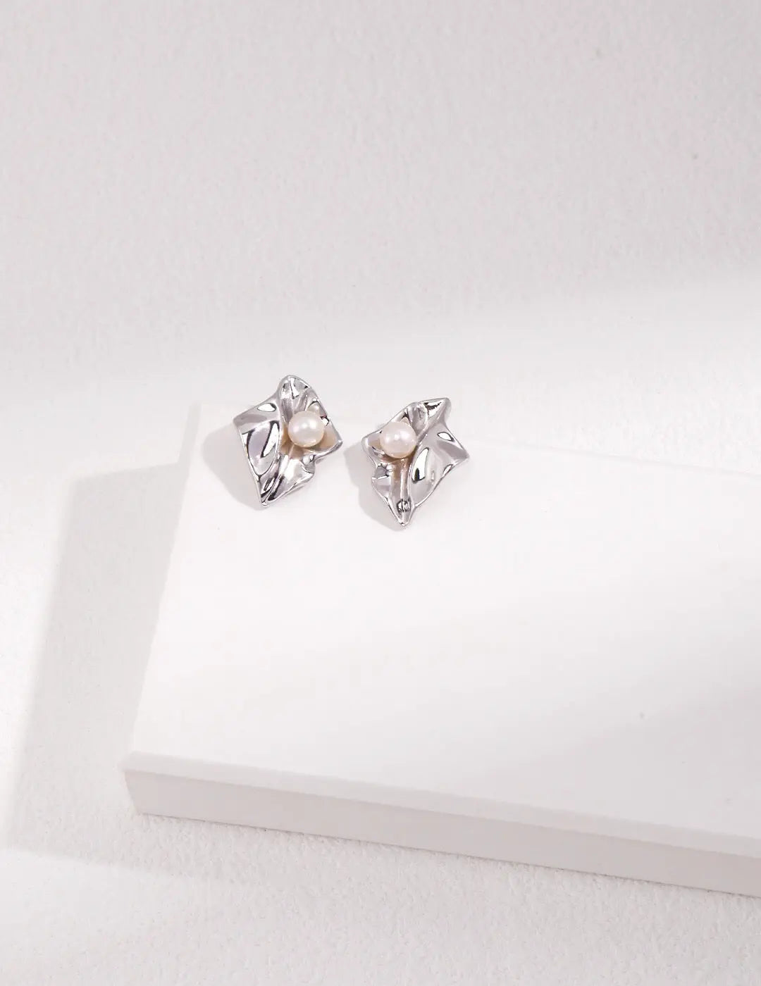 Wave Geometric Pearl Stud Earrings-3