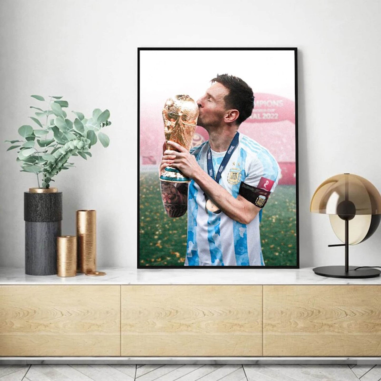 Poster Fußball Messi mit Sieger Pokal Weltmeisterschaft 2022 in Qatar mit Argentinien als Deko Print ohne Rahmen-1