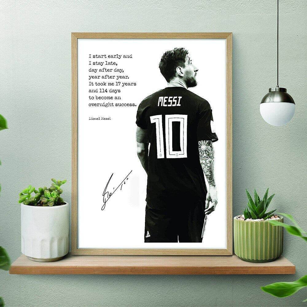 Poster Fußball Lionel Messi Nummer 10 motivations Spruch und Unterschrift als Deko Print ohne Rahmen-1