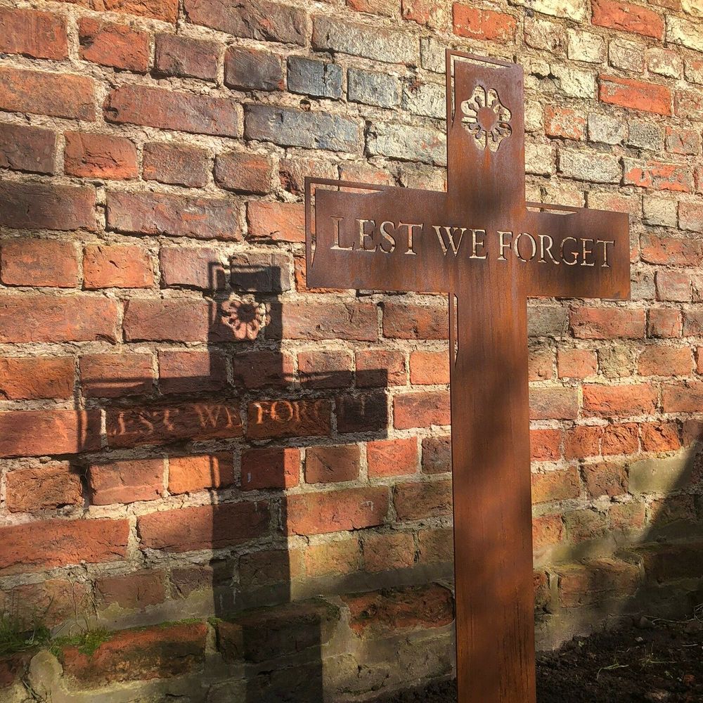 METAL GARDEN DECORATION Lest We Forget REMEMBRANCE CROSS - Memoriex