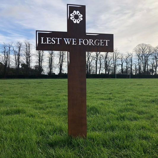 METAL GARDEN DECORATION Lest We Forget REMEMBRANCE CROSS - Memoriex